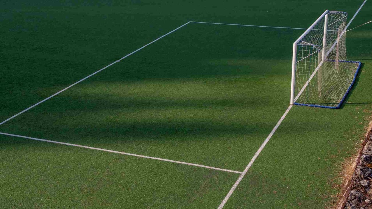 Instalación de pasto sintético para una cancha deportiva